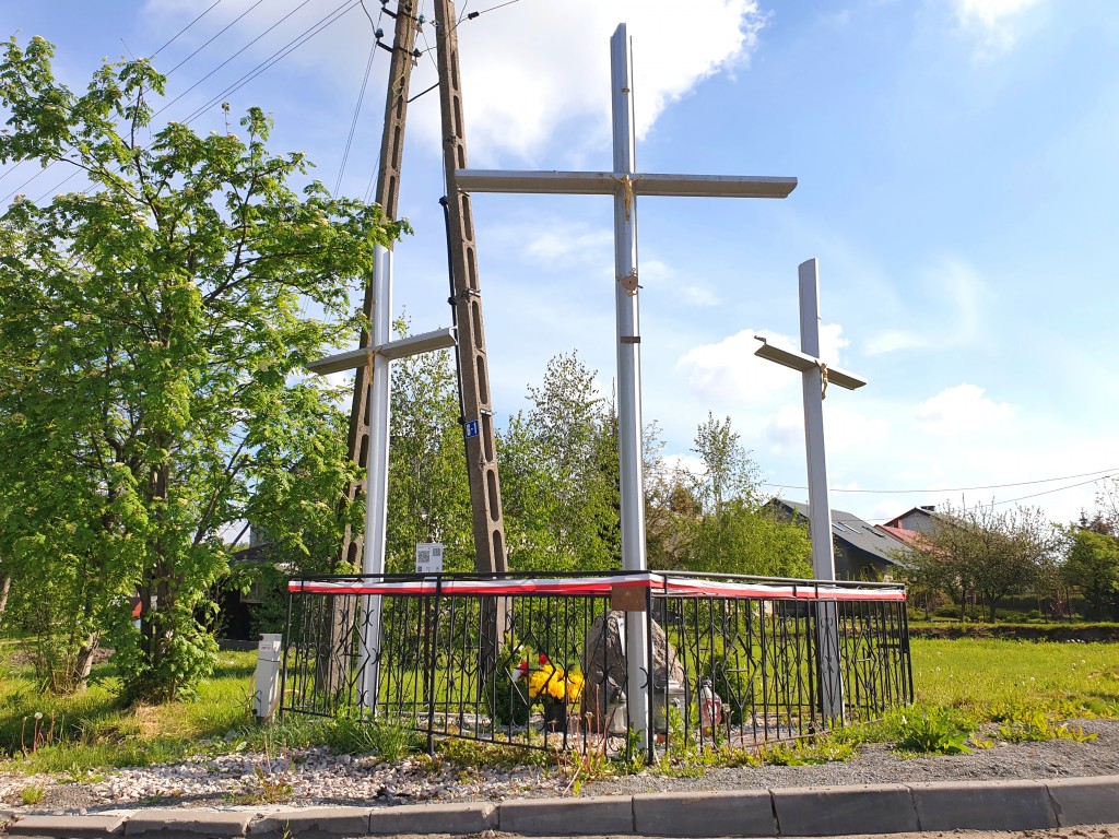 Zdjęcie trzech drewnianych krzyży.